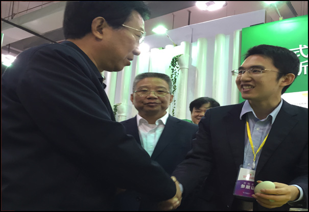 全国人大华侨委员会委员、省十二届人大常委会党组书记、副主任王辉忠亲切慰问